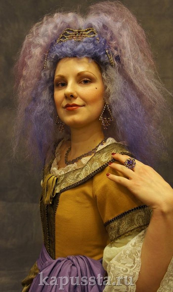 Женский костюм в сиреневом парике